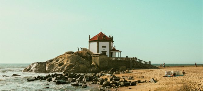CAPELA DO SENHOR DA PEDRA – A Incrível Capela que fica entre o mar e a areia!